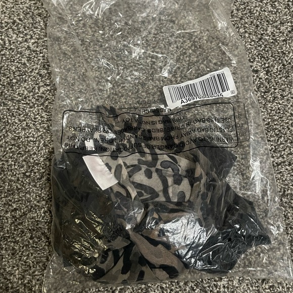 New Belle by Kim Gravel Leopard Print V-Neck Long Sleeve Top S - Picture 3 of 15